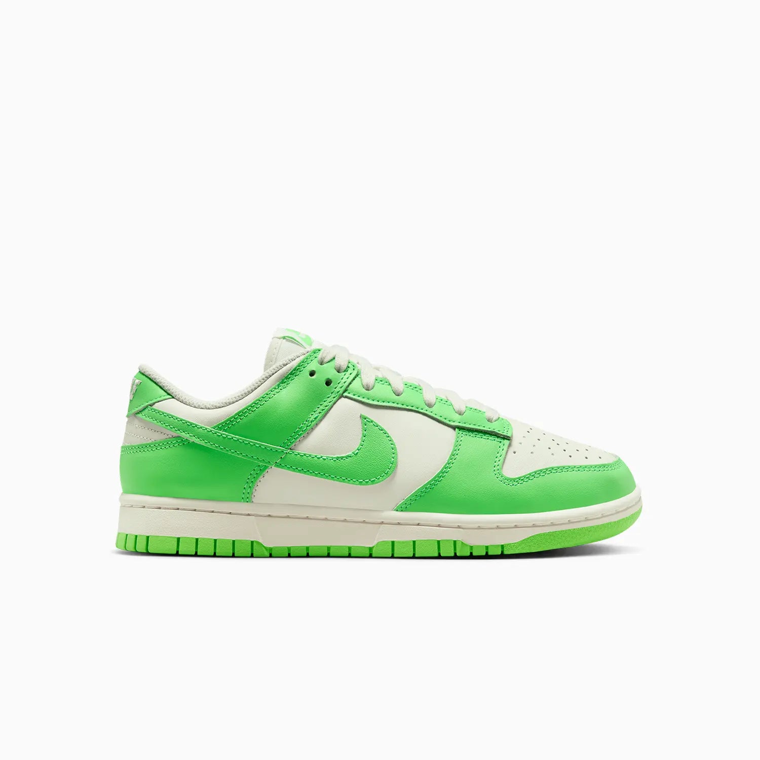 women shoes for bold outdoor looks-Women's Dunk Low "Green Strike"